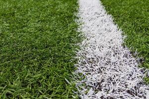 wit lijn Aan voetbal veld- gras foto