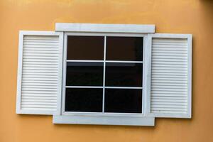 wijnoogst venster Aan geel cement foto