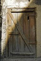 oud schuur met de houten deur foto