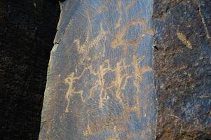 rotstekeningen binnen de archeologisch landschap van tamgaly. Almaty Oppervlakte, Kazachstan foto