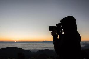 ochtendfotograaf kamperen op de bergachtergrond foto