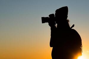 silhouet van toeristische vrouw die in de bergen staat foto