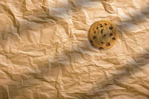 dubbele chocolate chip cookie op een bruin papier, bovenaanzicht. foto