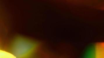 regenboog geel licht overlay brekingstextuur diagonaal natuurlijke holografische op zwart. foto