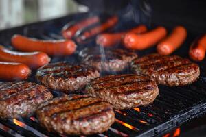 barbecue rooster sissend met sappig hamburgers en hotdogs, nietje van zomer bijeenkomsten foto