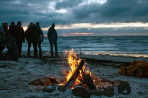 vreugdevuur knetteren Aan de strand, omringd door vrienden sharing verhalen Aan zomer avond foto