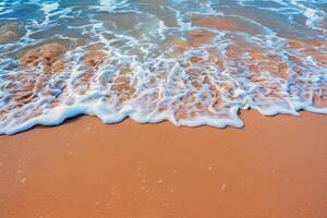 strand met turkoois wateren en gouden zand, gekust door de warm zon van zomer foto