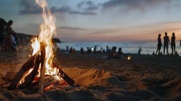 vreugdevuur knetteren Aan de strand, omringd door vrienden sharing verhalen Aan zomer avond foto