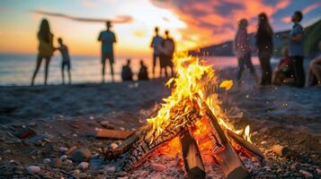 vreugdevuur knetteren Aan de strand, omringd door vrienden sharing verhalen Aan zomer avond foto