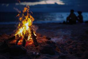 vreugdevuur knetteren Aan de strand, omringd door vrienden sharing verhalen Aan zomer avond foto