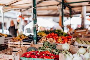 bruisend buitenshuis markt gevulde met verkoper verkoop vers fruit, groenten, en bloemen foto