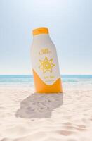 zonnescherm fles met spf 50 Aan zonnig strand zand foto