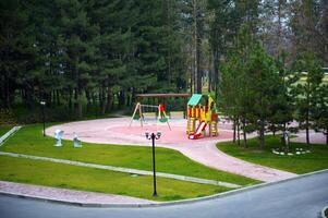 een kleurrijk kinderen speelplaats Aan park foto