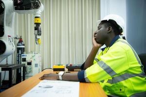 ingenieurs gemonteerd en getest de functionaliteit van een robot arm gebruikt in klein industrieën. foto