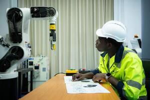 ingenieurs gemonteerd en getest de functionaliteit van een robot arm gebruikt in klein industrieën. foto