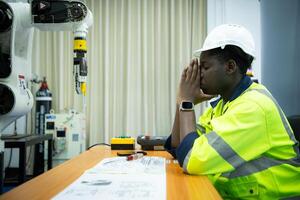 ingenieurs gemonteerd en getest de functionaliteit van een robot arm gebruikt in klein industrieën. foto