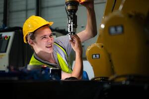 technicus wie handhaaft een klein robot arm de operatie van een klein robot arm gebruikt in industrie is wezen gerepareerd. foto