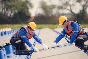 fotovoltaïsche ingenieurs werk Aan drijvend fotovoltaïsche. inspecteren en reparatie de zonne- paneel uitrusting drijvend Aan de water. foto