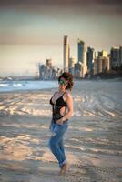 mooi meisje poseren Aan de strand. goud kust, Australië, Queensland foto