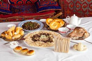 nationaal Kazachs borden, beshparmak, manty, baursak foto