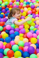 meisje spelen Aan kleurrijk ballen foto