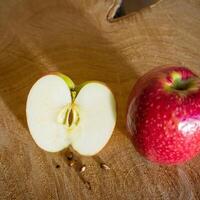 vers rood appels Aan een houten achtergrond foto