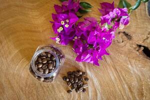 koffie bonen Aan een houten tafel foto