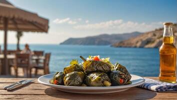 smakelijk dolma in een bord in een taverne tegen de backdrop van de zee foto