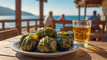 smakelijk dolma in een bord in een taverne tegen de backdrop van de zee foto