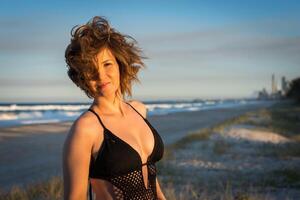 mooi meisje poseren Aan de strand. goud kust, Australië, Queensland foto