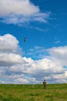 een Mens vliegend zijn vlieger Bij de steppe foto