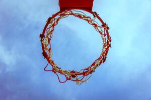 houten basketbalring foto