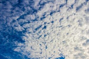 blauwe lucht en wolken foto