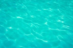 zwembad met zonnige reflecties foto