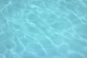 zwembad met zonnige reflecties foto