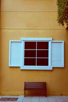 wijnoogst venster Aan geel cement foto