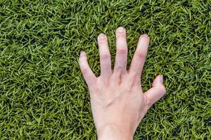 meisje hand- Aan voetbal veld- gras foto