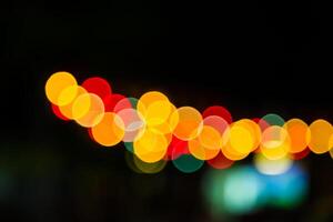 kleur bokeh tegen een donker foto