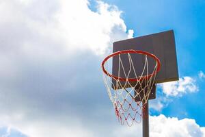 buitenshuis basketbal hoepel met blauw lucht en wolken foto