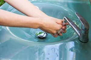 meisje het wassen haar hand- foto