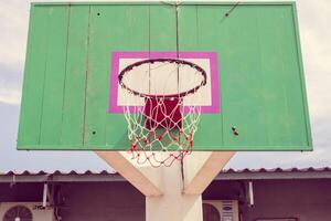 oud houten basketbal hoepel foto