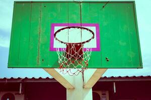 oud houten basketbal hoepel foto