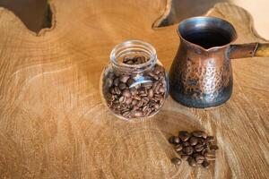 koffie bonen Aan een houten tafel foto