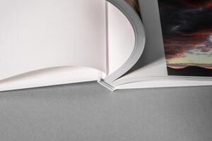 hardcover boek bespotten omhoog foto