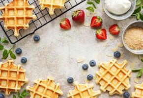 vers gebakken wafels met aardbeien en bosbessen foto