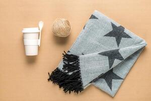 winter verkoudheid ziekte concept, een kop van heet thee met een wollen sjaal foto