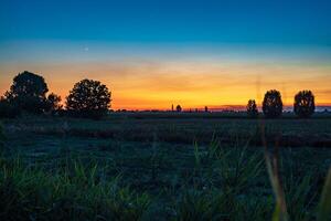 zonsondergang oranje platteland velden 4 foto