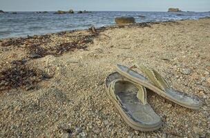 het strand met verlaten pantoffels. foto