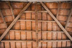 houten balken Aan de plafond van een oud gebouw 2 foto