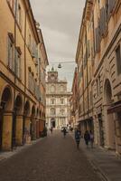 modena Italië 1 oktober 2020 piazza roma in modena Italië in Engels roma plein in de historisch centrum van modena foto